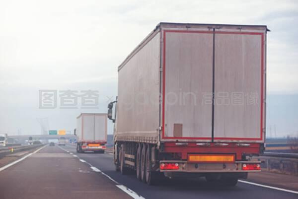 多云的下午 高速公路上的商用拖车与道路货物运输